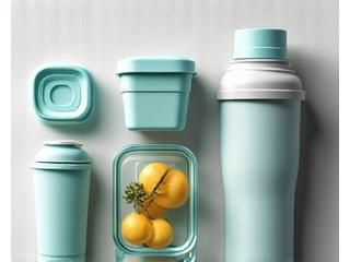 Accessori per la nutrizione come contenitori per il pasto, shaker e bilancia da cucina.